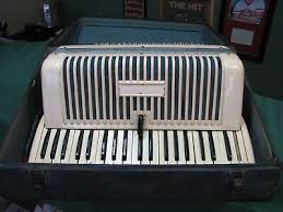 Vintage Wurlitzer Accordion W/ Original Case Plays Great ...