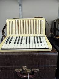 Hohner Student II 12 Bass Accordion w/case White Pearl - USED