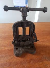 Fewells And Son Co. Pipe Clamp Vise No. 0 Clamp Opens 2.5 ...