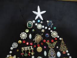 VINTAGE FRAMED COSTUME JEWELRY CHRISTMAS TREE ON BLACK VELVET ORNATE GOLD FRAME | eBay