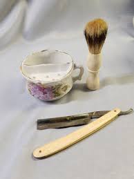VINTAGE DECORATIVE SHAVING MUG, BRUSH & LION STRAIGHT RAZOR ...