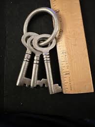 Set Of 3 Metal Jailhouse Skeleton Keys On Ring Silver Color ...