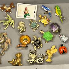 21 Piece Collection of Vintage Animal & Bird Figural Pins ...