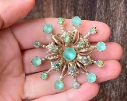 Vintage Costume Jewelry Starburst Shaped Brooch With Spring and Minty Green Stones, Frosty Shimmer and Aurora Borealis Rhinestones #3939 - Etsy