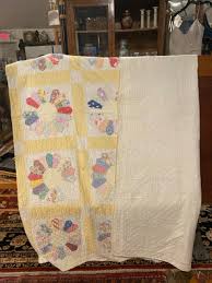 Yellow vintage quilt with flower pattern 67" x 85" – Re Antiques