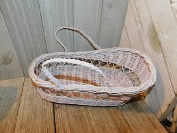 DOLL BASKET Vintage Wicker, Vintage White Wicker Basket, Doll Carrying Basket, Doll Bed, Memories, Gift, Prop, Daysgonebytreasures *y - Etsy.de
