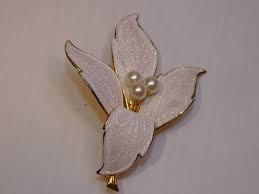 Vintage Sparkling Leaf Brooch, Faux Pearls, Gold Tone | eBay