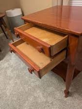 Las mejores ofertas en Mesitas de noche antiguas de madera | eBay