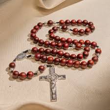 Christianartworkshop Red Wood and Rose Beads Rosary with Miraculous Me – Christian Art Workshop