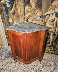Walnut Corner Cabinet 19th century - Corner Cab... | Antikeo