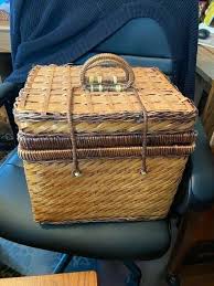 VINTAGE WICKER PICINIC BASKET HINGED HANDLED LID 12" SQUARE ...