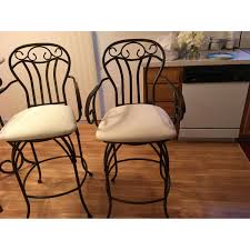 Havertys Kitchen Table w/ 2 Bar Stools - AptDeco