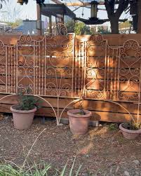 Stepping into the New year's ,my backyard garden is full of new projects… starting with this old iron bed frame I found at a yard sale! It's been sitting there a few