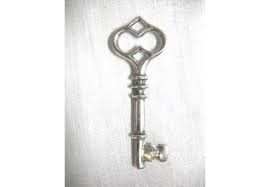 Pretty Shape SKELETON KEY With Unique Diamond Eight Topper ...